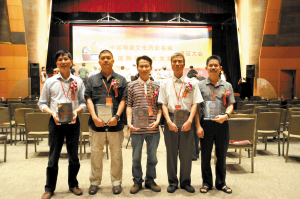 霍冠華、封偉民、黃志偉、龐文忠、潘汾淋(從左至右)5位佛山陶藝大師晉身“國(guó)家級(jí)”,13日,在北京捧過(guò)沉甸甸的證書后合影。