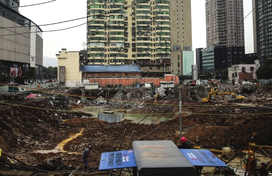 11月30日,坡子街華遠五期項目工地正在施工。 11月30日,坡子街華遠五期項目工地正在施工。