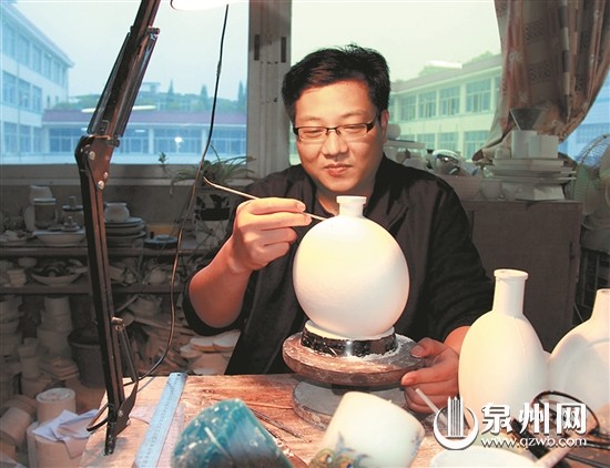 “在做強(qiáng)做大陶瓷產(chǎn)業(yè)的同時(shí),更要注重陶瓷文化內(nèi)涵的挖掘。”多年來,福建省佳美集團(tuán)公司總經(jīng)理陳志翰引領(lǐng)企業(yè)走“文化品牌經(jīng)營”的路子,努力實(shí)現(xiàn)“由陶瓷產(chǎn)品輸出向文化品牌輸出的轉(zhuǎn)變”,推動(dòng)陶瓷文化產(chǎn)業(yè)轉(zhuǎn)型升級。