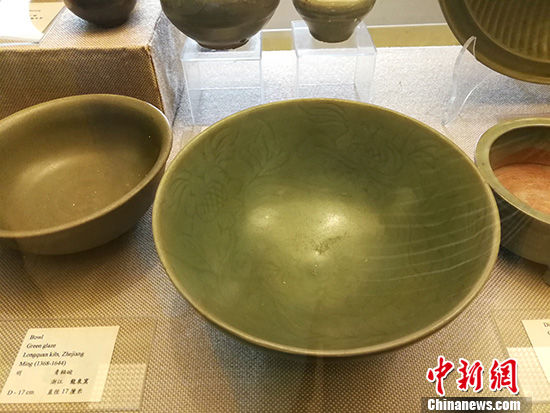 在馬尼拉華裔文化展示中心,莊家兄妹捐展的“莊萬里陶瓷館”內(nèi),幾十尊中國宋元明清精美陶瓷,依舊閃著柔光。 關(guān)向東 攝 在馬尼拉華裔文化展示中心,莊家兄妹捐展的“莊萬里陶瓷館”內(nèi),幾十尊中國宋元明清精美陶瓷,依舊閃著柔光。 關(guān)向東 攝