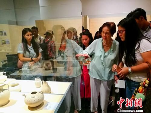 9月30日,莊良有在“在菲律賓發(fā)現(xiàn)的宋元福建陶瓷展”結(jié)束前一日,為參訪的數(shù)十位菲律賓高中生講解中國陶瓷。 關(guān)向東 攝 9月30日,莊良有在“在菲律賓發(fā)現(xiàn)的宋元福建陶瓷展”結(jié)束前一日,為參訪的數(shù)十位菲律賓高中生講解中國陶瓷。 關(guān)向東 攝