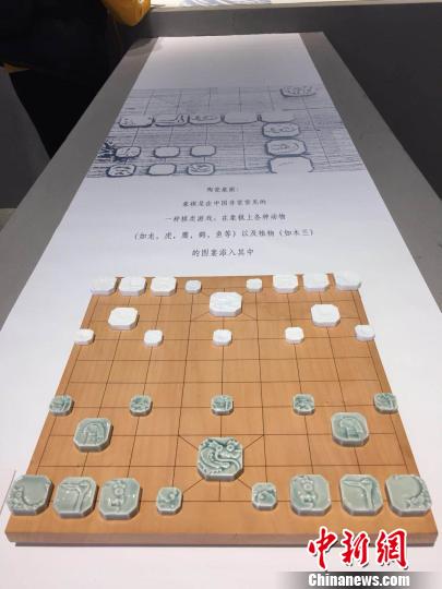 10日起,“OPEN WORK”(“開放作業(yè)”)國際陶瓷藝術(shù)展在南京浦口區(qū)的南京W藝術(shù)空間舉辦。圖為由精致白綠兩色瓷片制成的象棋棋子!≈鞎苑f 攝 10日起,“OPEN WORK”(“開放作業(yè)”)國際陶瓷藝術(shù)展在南京浦口區(qū)的南京W藝術(shù)空間舉辦。圖為由精致白綠兩色瓷片制成的象棋棋子!≈鞎苑f 攝